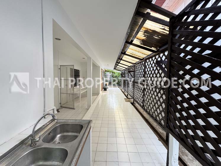 House with Shared Pool in New Petchburi 